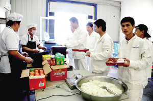 太倉(cāng)中集集裝箱制造有限公司生產(chǎn)線旁開(kāi)了“線邊餐廳”