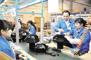 初中畢業(yè)的他當(dāng)上了技術(shù)員 羅詩(shī)忠用手把產(chǎn)品不良率“拉下”15個(gè)百分點(diǎn)  