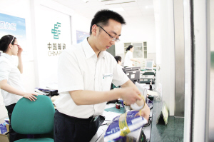 持雙證的郵政系統(tǒng)大明星  陳曉春每天辦理成百上千件業(yè)務，用微笑迎接每一位客戶 