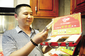 他說得最多的就是“誠信做人，踏實做事”；他的客戶成了他的好朋友和后援者——誠信為他贏得了客戶的心