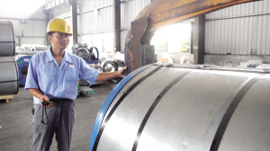 王牌行車工“一兩撥萬(wàn)斤”    付衛(wèi)紅安全“行車”8年，年吊裝鋼材數(shù)萬(wàn)噸