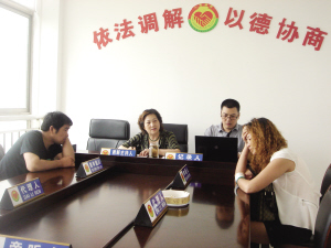 “從過去的孤軍奮戰(zhàn)到現(xiàn)在的齊抓共管，從過去的打打鬧鬧到如今的日益和諧，20年的調(diào)解史，就是社會變遷史”——閔玉琴>>>守護社會和諧的“老舅媽”