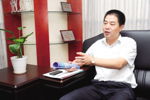 陳錦樂>>> 13年造出一艘加彈“航母”  2001年，他懷揣50萬元來到璜涇，初涉化纖加彈行業(yè)；今天，他打拼出了一家上市公司、年銷售超過30億元的企業(yè)集團(tuán)