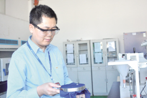 發(fā)明特殊涂層讓面料防水又透氣  梁成鋒：打破國外技術壟斷的研發(fā)員