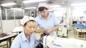 將設(shè)計(jì)圖紙巧變時裝   樣衣工顧紅芹縫制的許多產(chǎn)品被陳列在公司的樣品室，供國內(nèi)外客商看樣訂貨