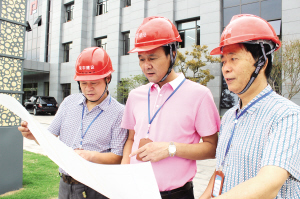 以前，他帶領(lǐng)他的小施工隊活躍在太倉的建筑行業(yè)；現(xiàn)在，他創(chuàng)建的集團公司年完成施工產(chǎn)值8億元——倪建榮    8年筑起廣廈千萬平方米