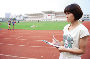 2005年，在世界舉重錦標(biāo)賽中，年僅19歲的她勇奪三項(xiàng)冠軍，并打破兩項(xiàng)世界記錄，成為我市首位世界冠軍。去年，退役的她放棄當(dāng)教練員的機(jī)會，選擇回到太倉——顧薇   世界冠軍在家鄉(xiāng)延續(xù)體育夢 