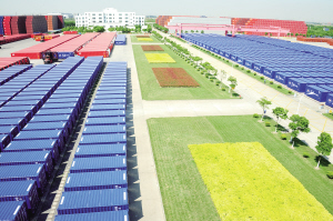 繁重的體力勞動改成半自動、自動化流水線作業(yè)，單一的干貨集裝箱升級為高附加值的特殊集裝箱。隨著智慧的精彩綻放，太倉中集集裝箱制造有限公司致力于建成高新技術企業(yè)、全球第二大集裝箱生產基地——中集集裝箱 “智造”全球集裝箱“綠洲工廠”