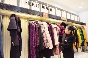 金牌導(dǎo)購(gòu)真誠(chéng)服務(wù)廿載 在顧向紅的帶領(lǐng)下，太倉(cāng)店的銷售成績(jī)一年上一個(gè)臺(tái)階，多次受到公司總部表揚(yáng)