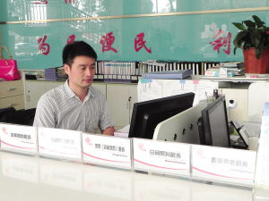 張鋒引導(dǎo)社區(qū)居民自我管理