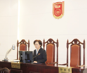 金麗萍“溫馨調(diào)解室”里耐心溝通