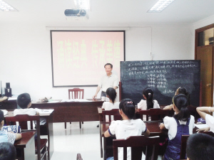 褚惠清 退休后仍不離三尺講臺