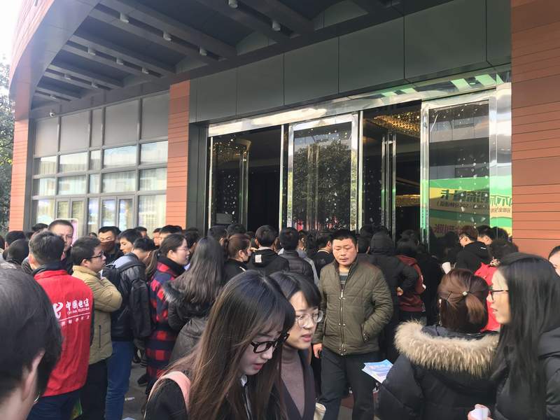 人才“擠擠”——太倉市2018春季招聘會(huì)線下招聘會(huì)圓滿落幕