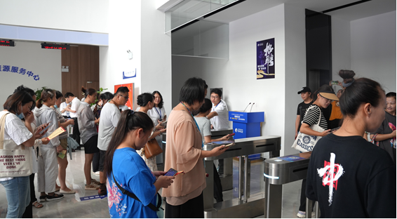 港區(qū)人力資源市場揭牌運(yùn)作，迎來首場招聘會