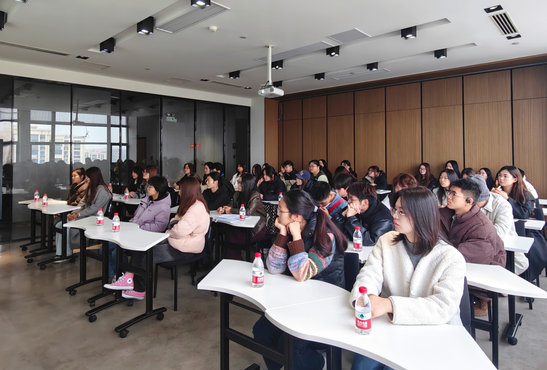 陽光太倉人才網(wǎng)助力未來精英，健雄學(xué)院學(xué)子深入探訪交流